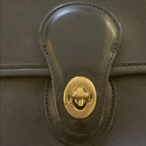 COACH Willis black leather with gold hardware twist lock crossbody purse - Picture 3 of 12